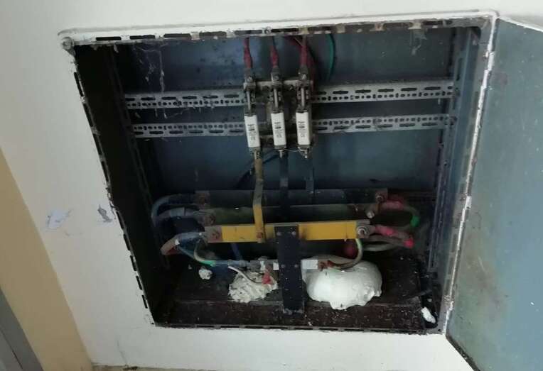 Cuadro eléctrico donde hubo una explosión/TA.